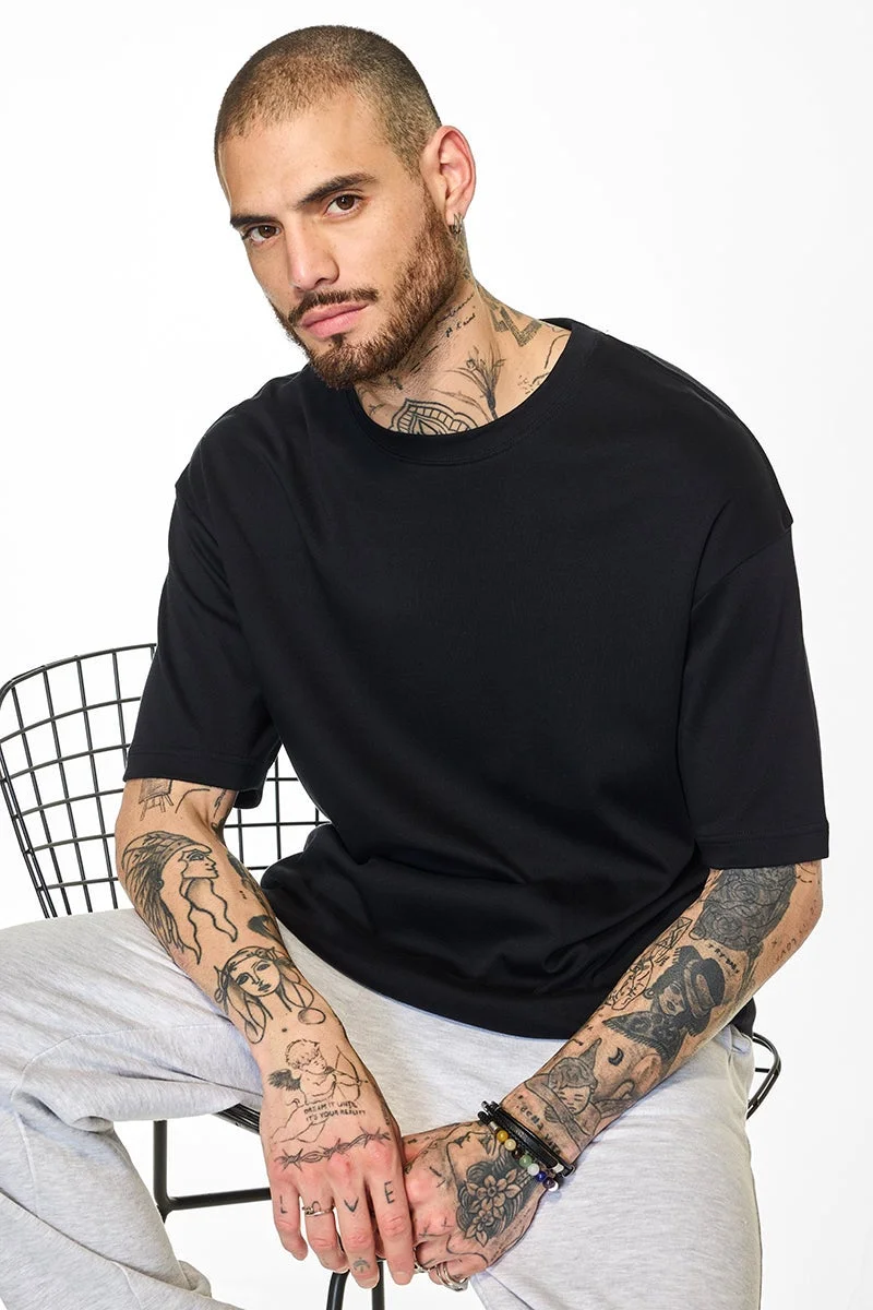 سنيتش تيشيرت كور لاب أسود بقصة واسعة